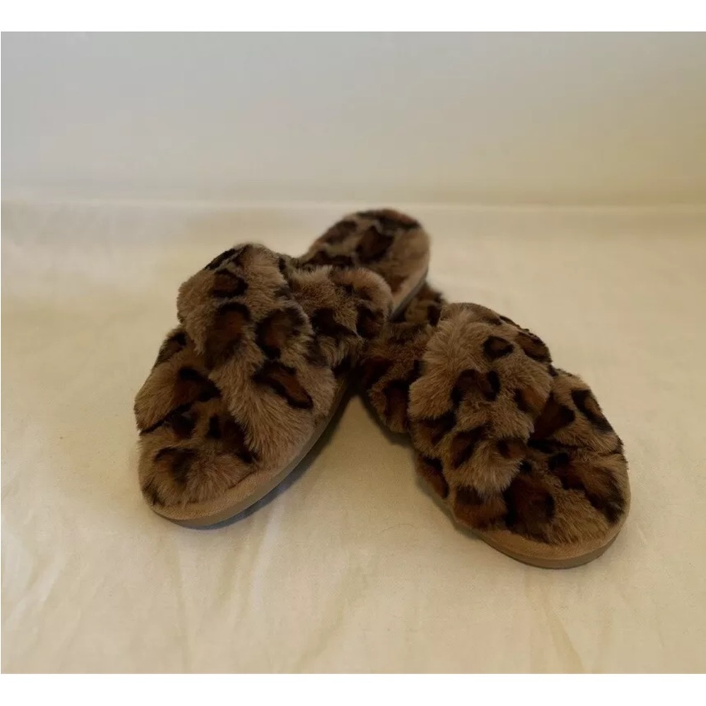 NWOT- Open Toe Cross Strap Faux Fur Leopard Print Rubber Sole Slippers